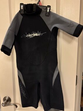 Youth Sz 10 Short-Sleeve Swim Rash Guard / Surf Suit in Black & Gray